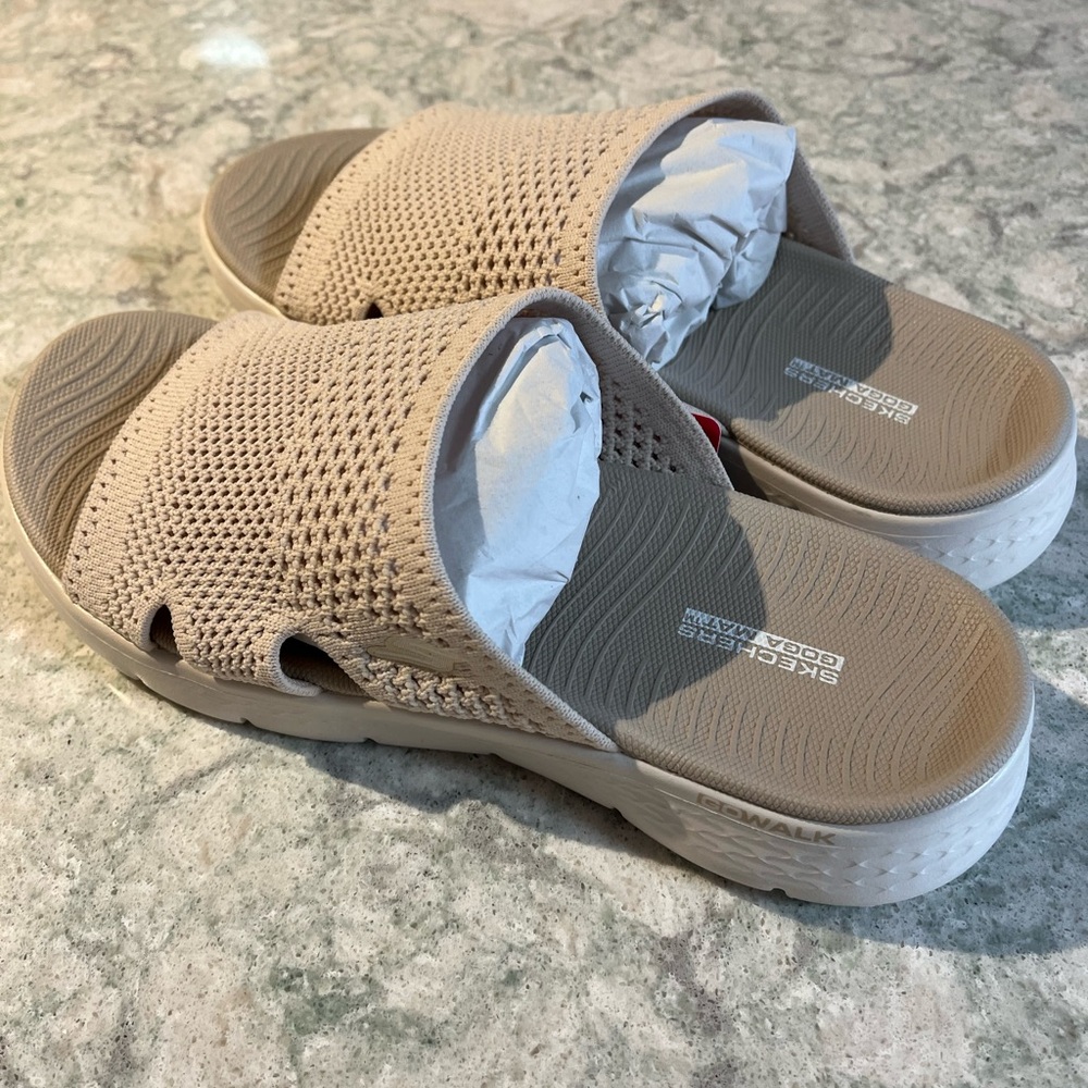 Sketchers Goga Mat Beige Slip-On Sandals - Size 10